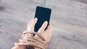 Miesiąc bez smartfona jak nowe życie. To wyzwanie ratuje mózg