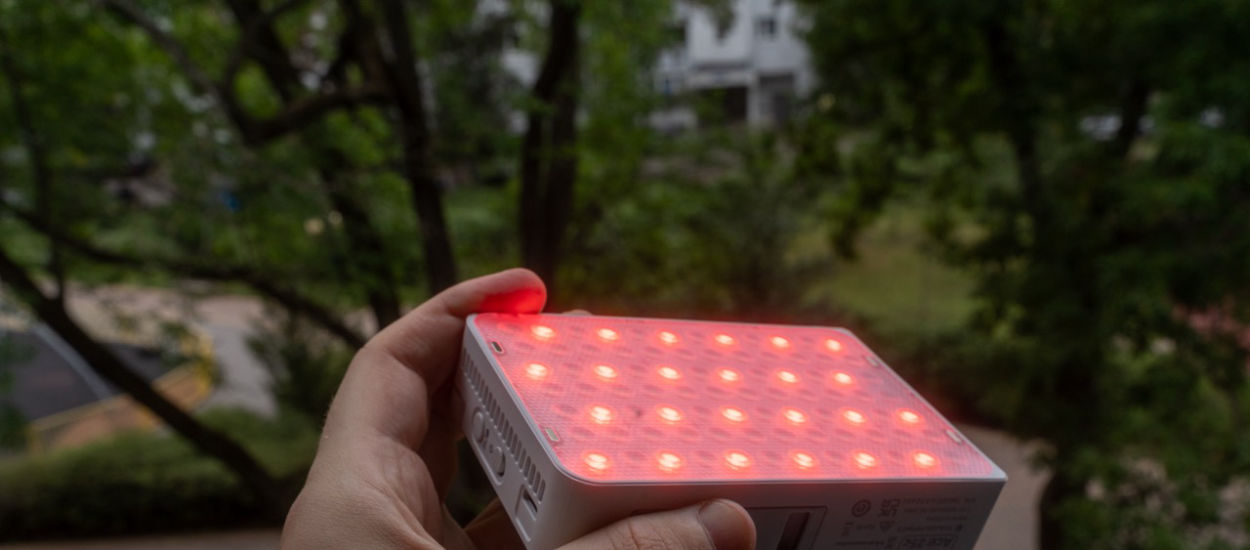 Najlepsza przenośna lampa do zdjęć i wideo. Kompaktowa, jasna i nie kosztuje fortuny!