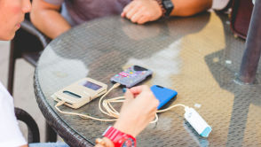 Wakacyjna beztroska może zniszczyć Twój powerbank! Uważaj na to latem