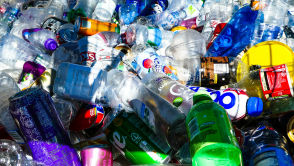 System kaucyjny można pokonać nauką. Chcą wyprodukować wodór z plastikowych butelek
