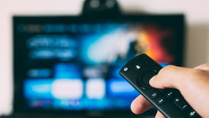 Ukryta funkcja pilota telewizora zmieni sposób, w jaki oglądasz filmy