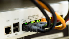 Dlaczego pierwsze kable sieciowe były żółte? Inżynier ujawnia 40-letnią tajemnicę