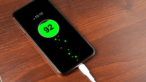 Dlaczego telefon rozładowuje się w nocy? Te 4 ukryte ustawienia zjadają baterię