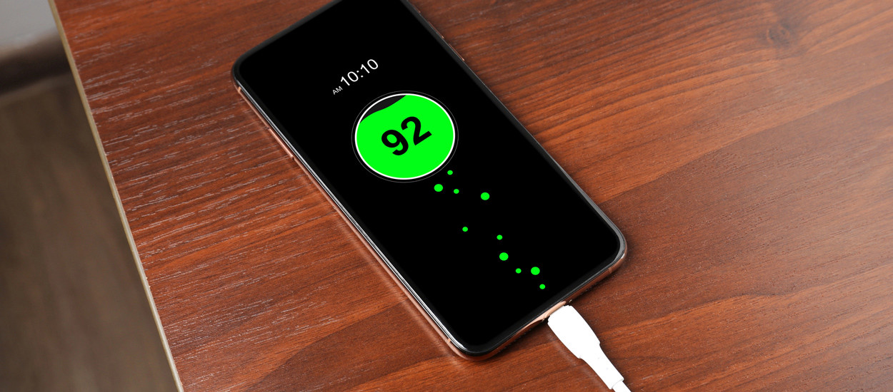 Dlaczego telefon rozładowuje się w nocy? Te 4 ukryte ustawienia zjadają baterię