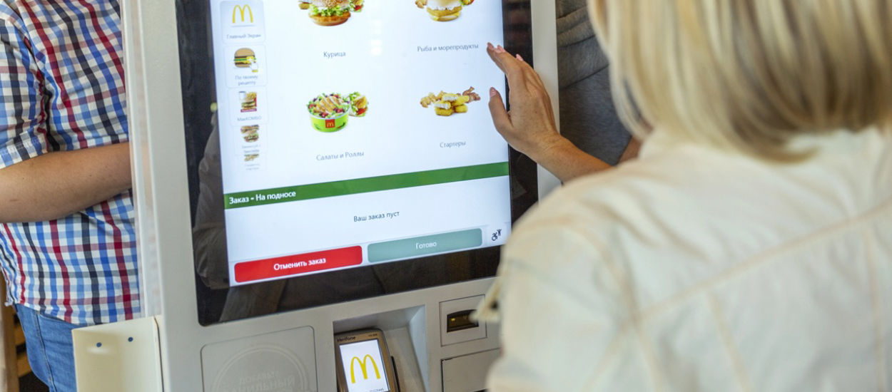 Big Mac droższy niż w lokalu obok? McDonald's upadł na głowę