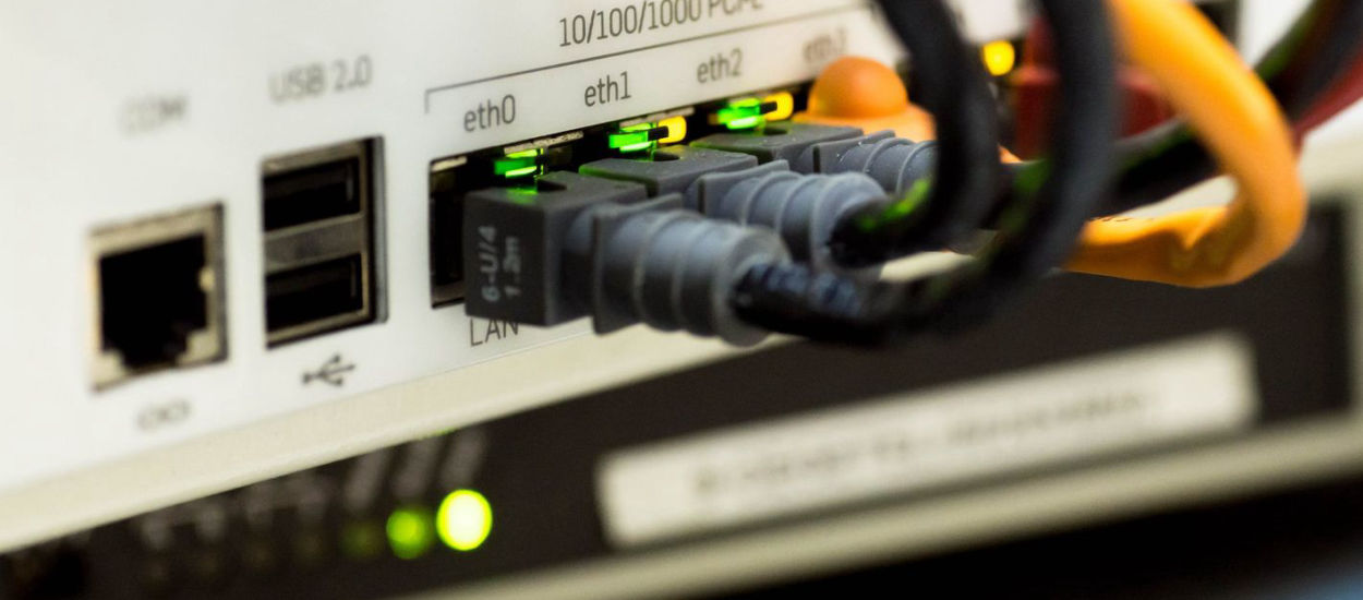 Dlaczego pierwsze kable sieciowe były żółte? Inżynier ujawnia 40-letnią tajemnicę